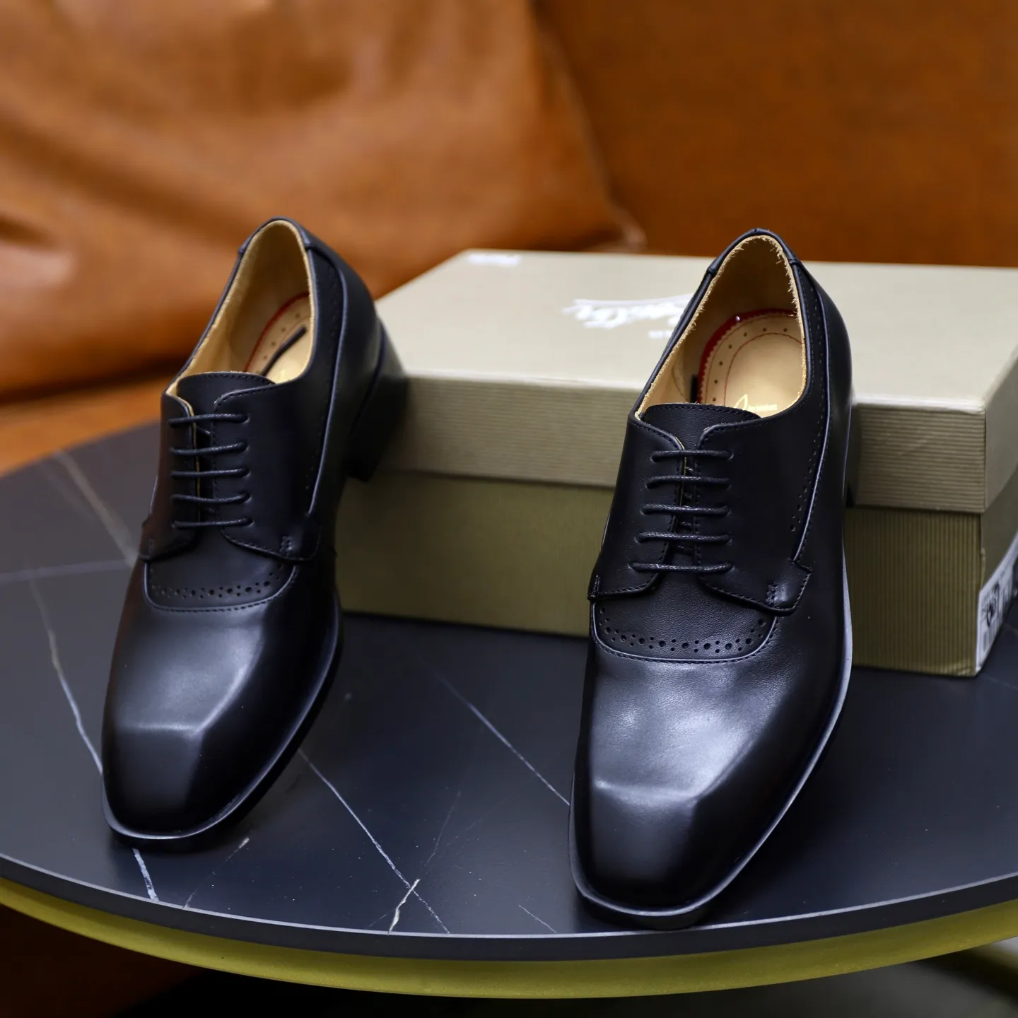 Ex-factory price: 680💰Christia*.Loubouti*🆑High-end men’s business formal leather shoes｜Classic red sole shoes｜Original imported first-layer cowhide｜Water-dyed cowhide lining｜Italian imported red rubber outsole｜High-end luxury｜Perfect interpretation of fashion, sunshine, style, suitable for various occasions Size: 38-44 (customized for 45, 46, 47)